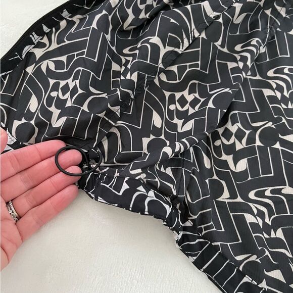 Nike Shield Impossibly Light Running Jacket Black and White, Size S - Picture 10 of 15